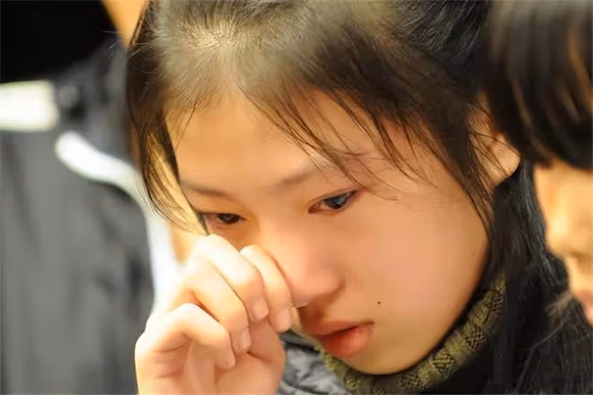 2011年,南昌12歲女孩火災中勇救15家人命,57歲大爺跪謝救命恩人
