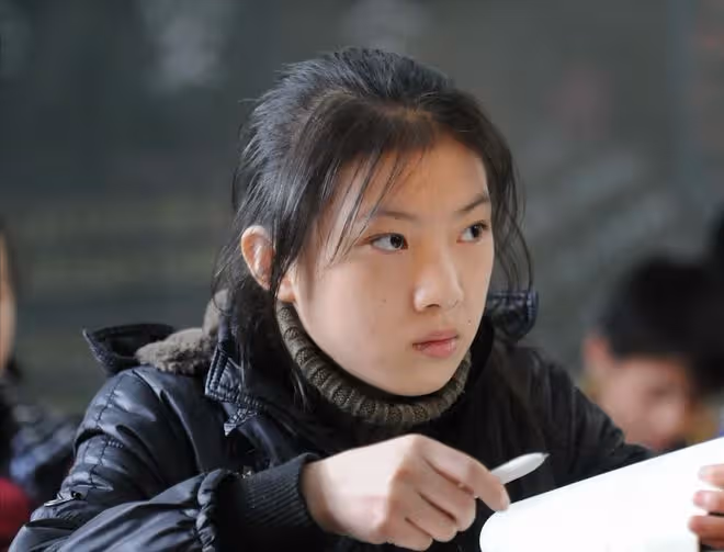 2011年,南昌12歲女孩火災中勇救15家人命,57歲大爺跪謝救命恩人