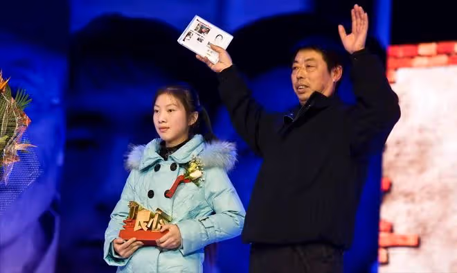 2011年,南昌12歲女孩火災中勇救15家人命,57歲大爺跪謝救命恩人