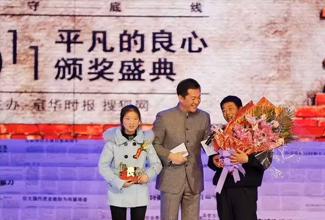 2011年,南昌12歲女孩火災中勇救15家人命,57歲大爺跪謝救命恩人