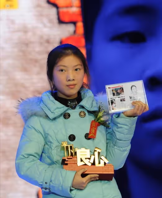 2011年,南昌12歲女孩火災中勇救15家人命,57歲大爺跪謝救命恩人