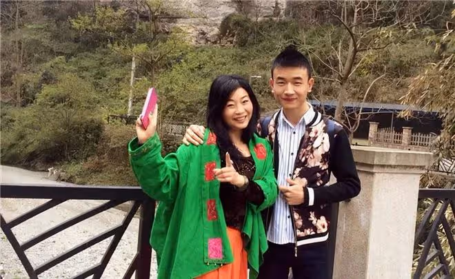 16年重慶46歲離異女,帶20歲兒子閃婚23歲小伙,婚後7年依舊甜蜜