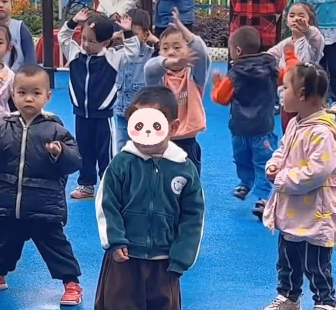 幼兒園舉行親子活動,在外打工的父親突然出現,讓孩子委屈地哭了