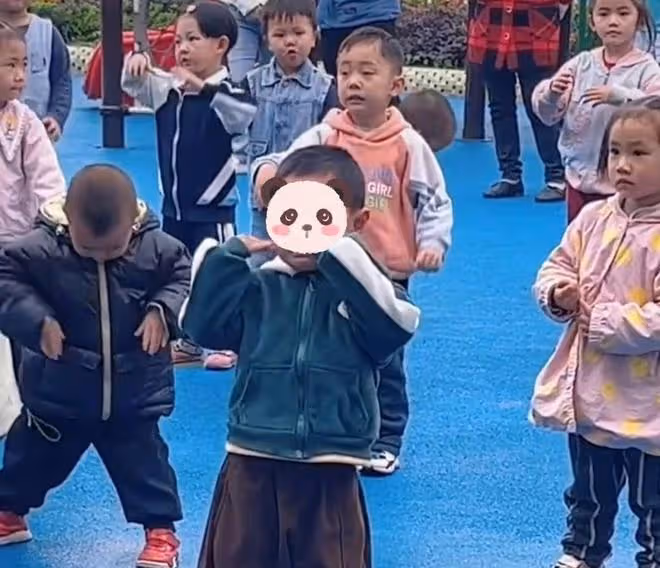 幼兒園舉行親子活動,在外打工的父親突然出現,讓孩子委屈地哭了