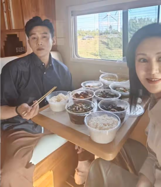 陸毅曬與鮑蕾大理行,夫妻二人旅行餐一頓八個菜,胃口超好