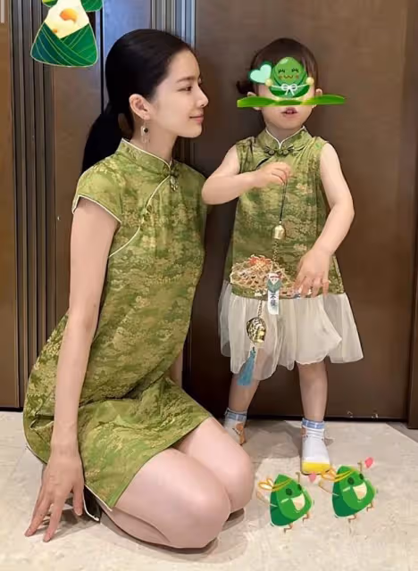 杜淳老婆慶祝端午節,與女兒穿親子旗袍,小蛋餃長相隨爸皮膚隨媽