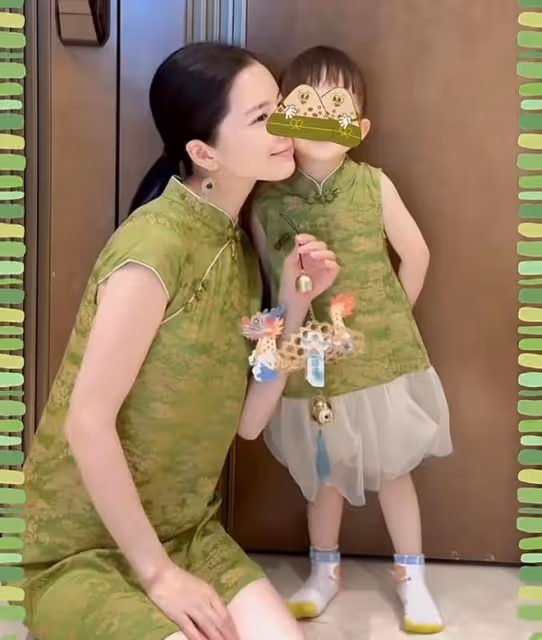 杜淳老婆慶祝端午節,與女兒穿親子旗袍,小蛋餃長相隨爸皮膚隨媽