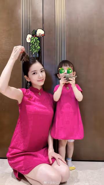 杜淳老婆慶祝端午節,與女兒穿親子旗袍,小蛋餃長相隨爸皮膚隨媽