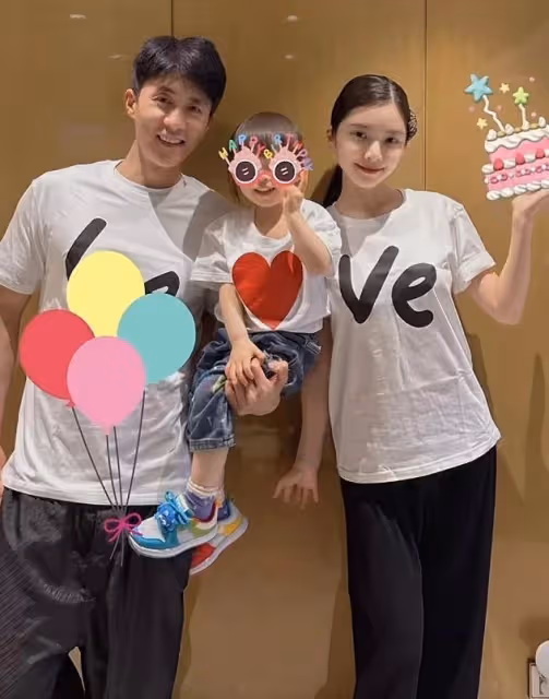 杜淳老婆慶祝端午節,與女兒穿親子旗袍,小蛋餃長相隨爸皮膚隨媽