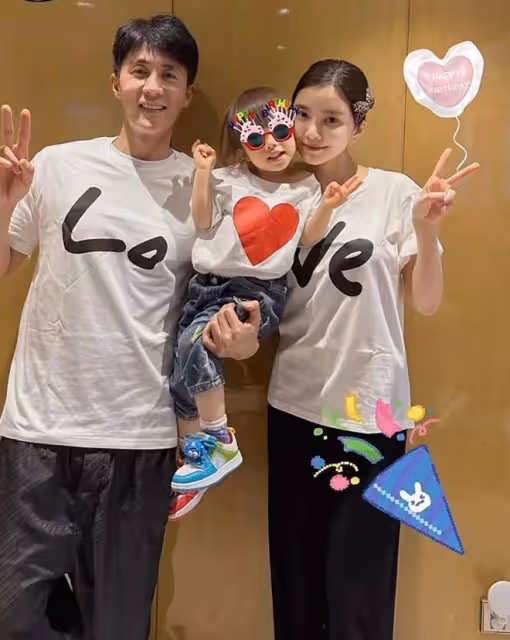 杜淳老婆慶祝端午節,與女兒穿親子旗袍,小蛋餃長相隨爸皮膚隨媽