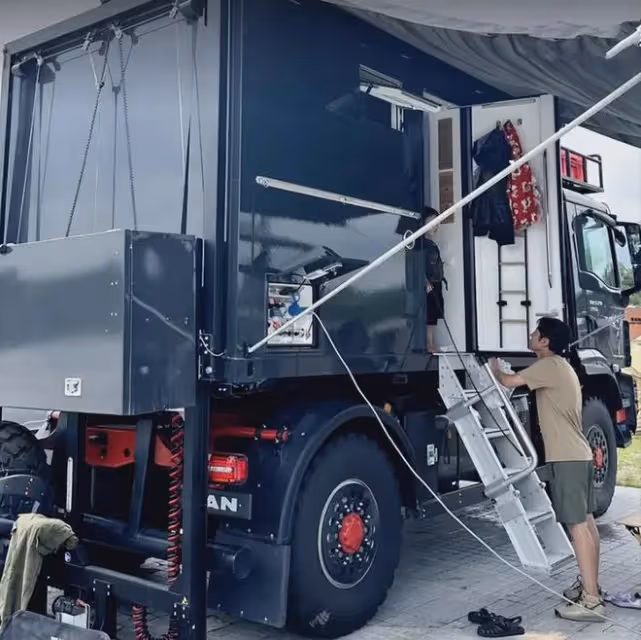 撒貝寧一家去露營,超級豪華房車曝光,和卡車一樣大上車要用梯子