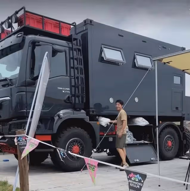 撒貝寧一家去露營,超級豪華房車曝光,和卡車一樣大上車要用梯子