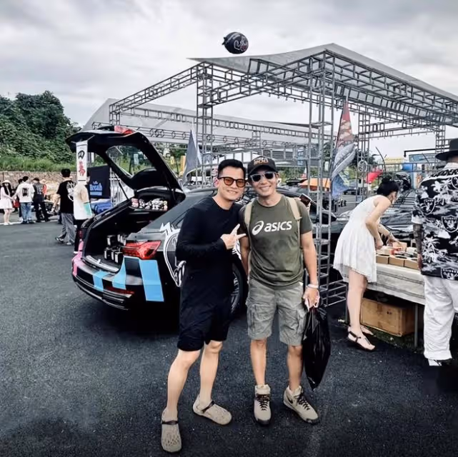 撒貝寧一家去露營,超級豪華房車曝光,和卡車一樣大上車要用梯子