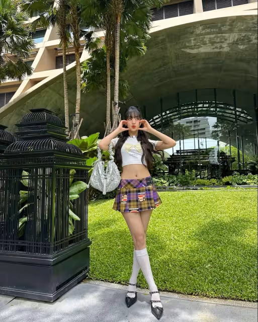 (G)I-DLE Minnie俏穿迷你裙當千禧辣妹　不科學比例好驚人