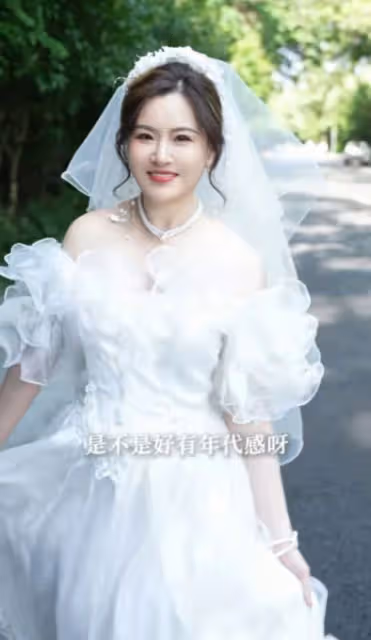 52歲單身港星大曬性感婚紗照!曾被批年紀大能當奶奶!火爆回擊!
