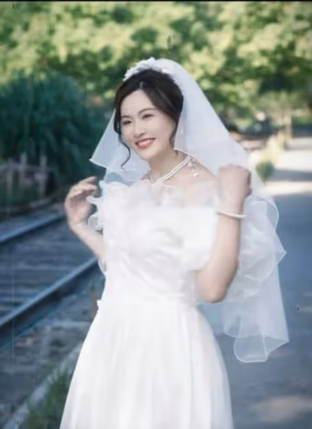 52歲單身港星大曬性感婚紗照!曾被批年紀大能當奶奶!火爆回擊!