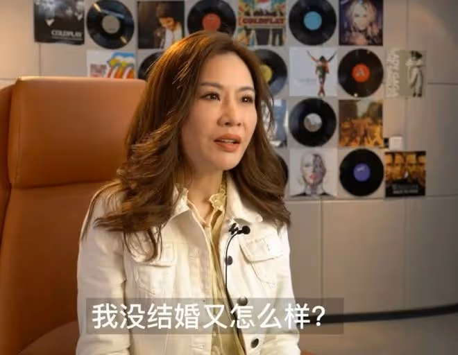 52歲單身港星大曬性感婚紗照!曾被批年紀大能當奶奶!火爆回擊!