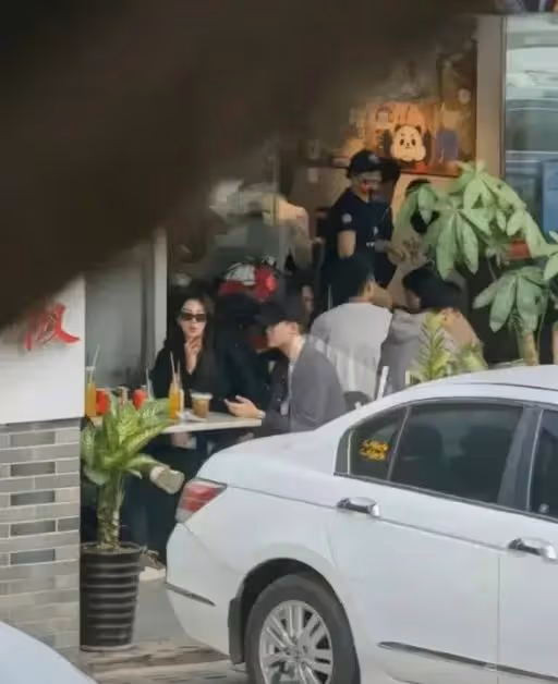 張雨綺廣西南寧遊玩，一襲性感「水墨裙」火辣又美艷，身材很搶鏡
