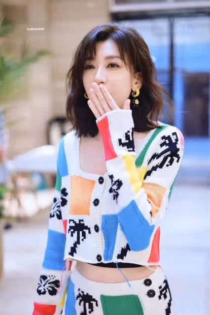 賈靜雯是真「凍齡女神」，肌膚緊緻不輸20歲少女，難以置信48歲