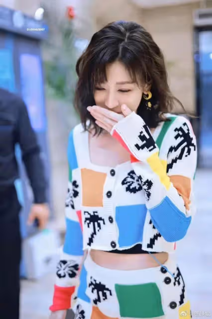 賈靜雯是真「凍齡女神」,肌膚緊緻不輸20歲少女,難以置信48歲