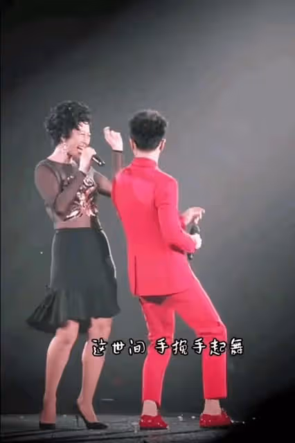 葉倩文助陣李克勤演唱會，63歲依舊火辣迷人難怪費翔為她終身不娶