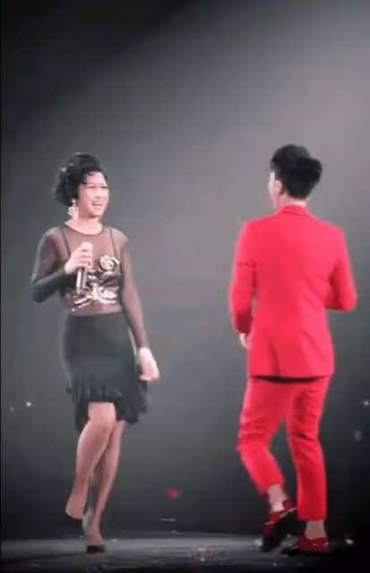 葉倩文助陣李克勤演唱會，63歲依舊火辣迷人難怪費翔為她終身不娶