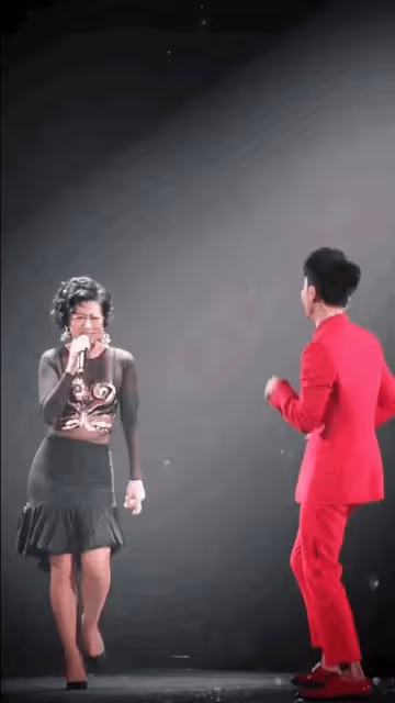 葉倩文助陣李克勤演唱會，63歲依舊火辣迷人難怪費翔為她終身不娶