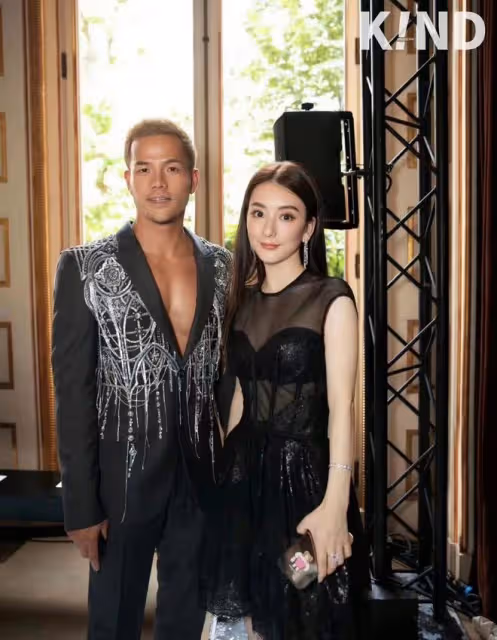 方媛巴黎看秀，「網紅臉」艷壓外國女星，「透肉」黑裙美得好明媚