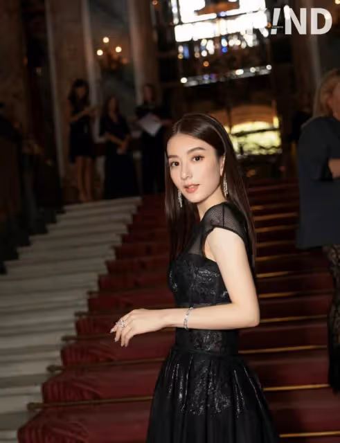 方媛巴黎看秀，「網紅臉」艷壓外國女星，「透肉」黑裙美得好明媚