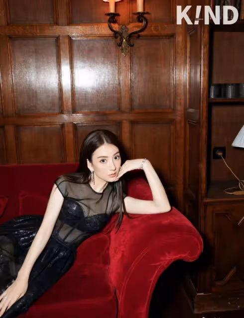 方媛巴黎看秀，「網紅臉」艷壓外國女星，「透肉」黑裙美得好明媚