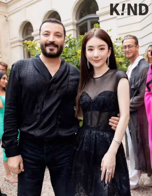 方媛巴黎看秀，「網紅臉」艷壓外國女星，「透肉」黑裙美得好明媚