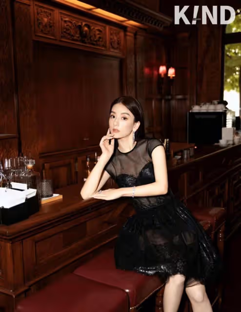 方媛巴黎看秀，「網紅臉」艷壓外國女星，「透肉」黑裙美得好明媚