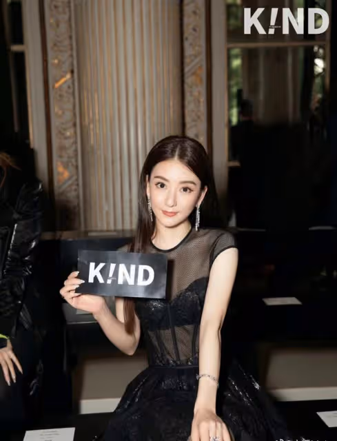 方媛巴黎看秀，「網紅臉」艷壓外國女星，「透肉」黑裙美得好明媚