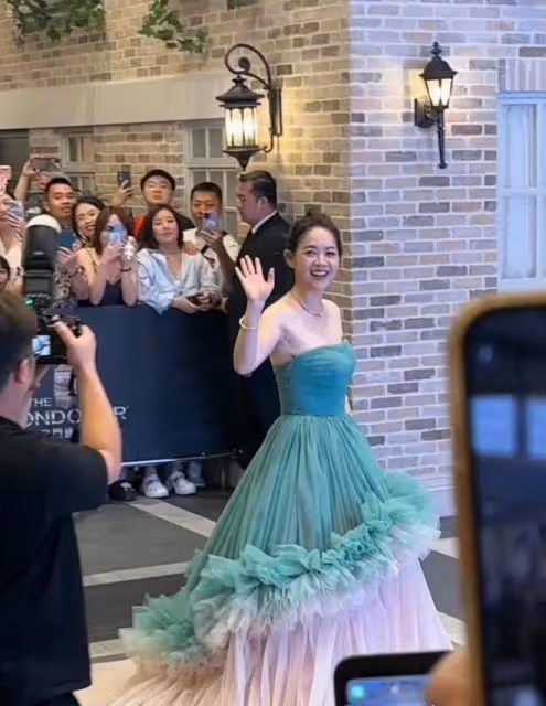 50歲曾寶儀澳門出席，「孔雀長裙」華麗又雍容，夢回《名揚花鼓》