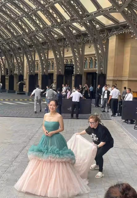 50歲曾寶儀澳門出席，「孔雀長裙」華麗又雍容，夢回《名揚花鼓》