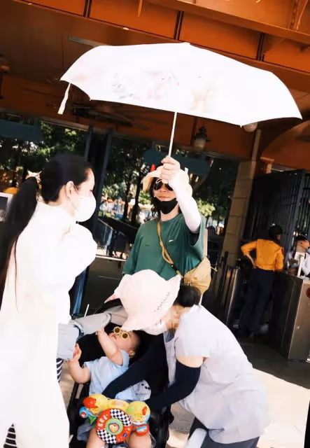 郭碧婷一家四口罕見出遊，女兒甜美兒子乖巧，老公向佐全程幫打傘