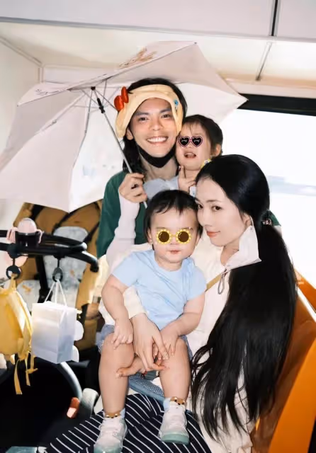 郭碧婷一家四口罕見出遊，女兒甜美兒子乖巧，老公向佐全程幫打傘
