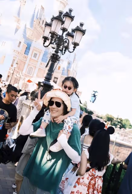 郭碧婷一家四口罕見出遊，女兒甜美兒子乖巧，老公向佐全程幫打傘