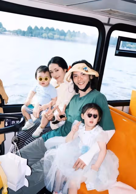 郭碧婷一家四口罕見出遊，女兒甜美兒子乖巧，老公向佐全程幫打傘