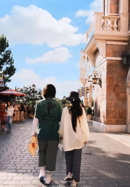 郭碧婷一家四口罕見出遊，女兒甜美兒子乖巧，老公向佐全程幫打傘