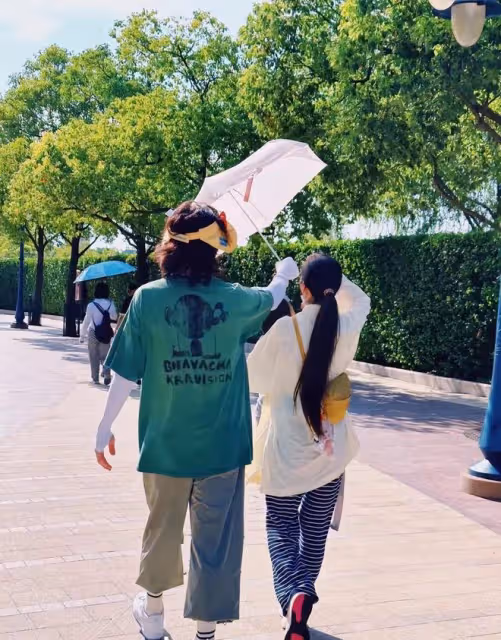郭碧婷一家四口罕見出遊，女兒甜美兒子乖巧，老公向佐全程幫打傘