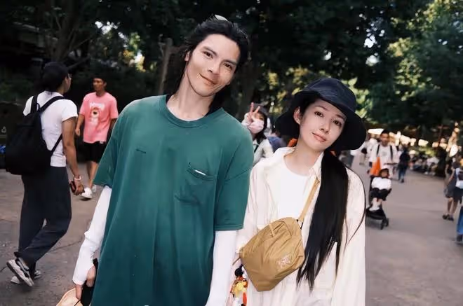 郭碧婷一家四口罕見出遊，女兒甜美兒子乖巧，老公向佐全程幫打傘