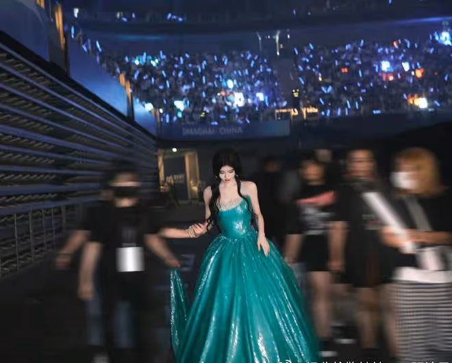 鞠婧禕絲芭十周年演唱會，綠裙封神美出圈，假面感太濃撞臉劉曉慶