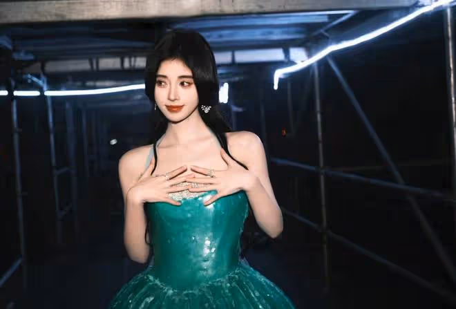 鞠婧禕絲芭十周年演唱會，綠裙封神美出圈，假面感太濃撞臉劉曉慶