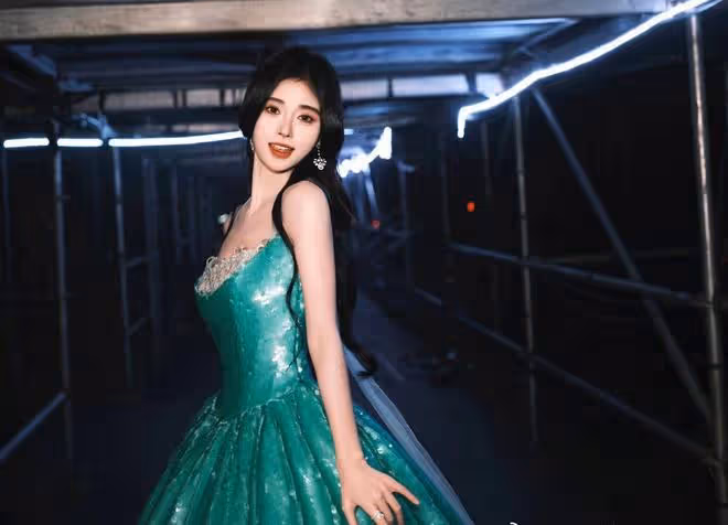 鞠婧禕絲芭十周年演唱會，綠裙封神美出圈，假面感太濃撞臉劉曉慶