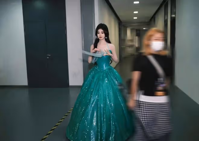 鞠婧禕絲芭十周年演唱會，綠裙封神美出圈，假面感太濃撞臉劉曉慶