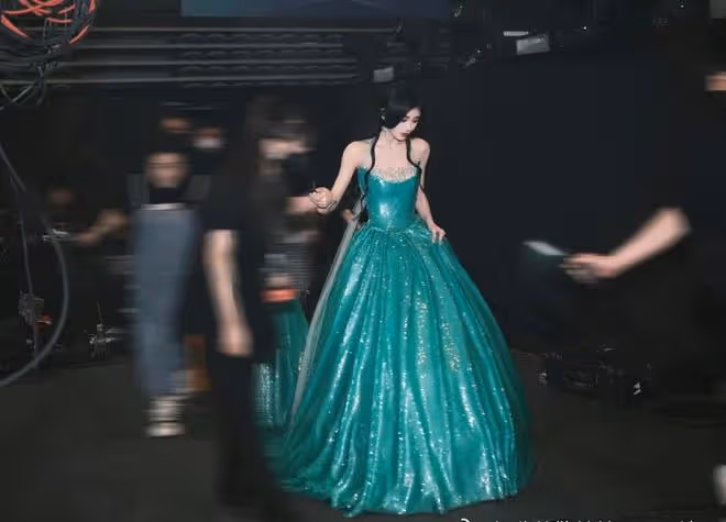 鞠婧禕絲芭十周年演唱會，綠裙封神美出圈，假面感太濃撞臉劉曉慶