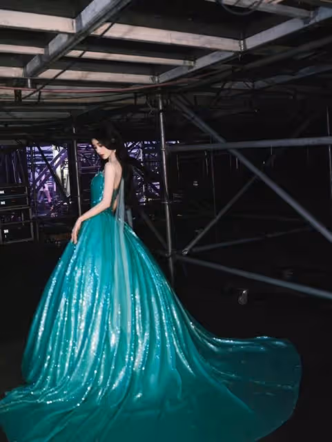 鞠婧禕絲芭十周年演唱會，綠裙封神美出圈，假面感太濃撞臉劉曉慶