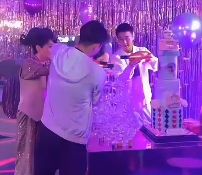 何超欣25歲生日,富貴生日宴十分奢華,四太家族送千萬大禮