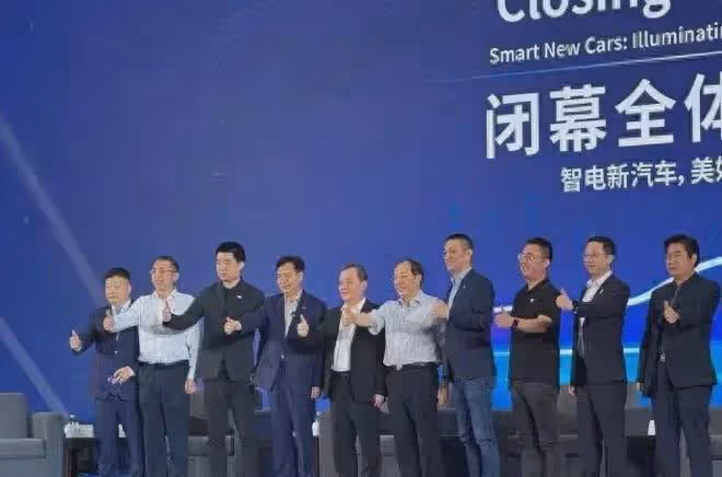 太意外!李斌現身重慶車展,竟與志願者同吃19元盒飯,被贊樸素!